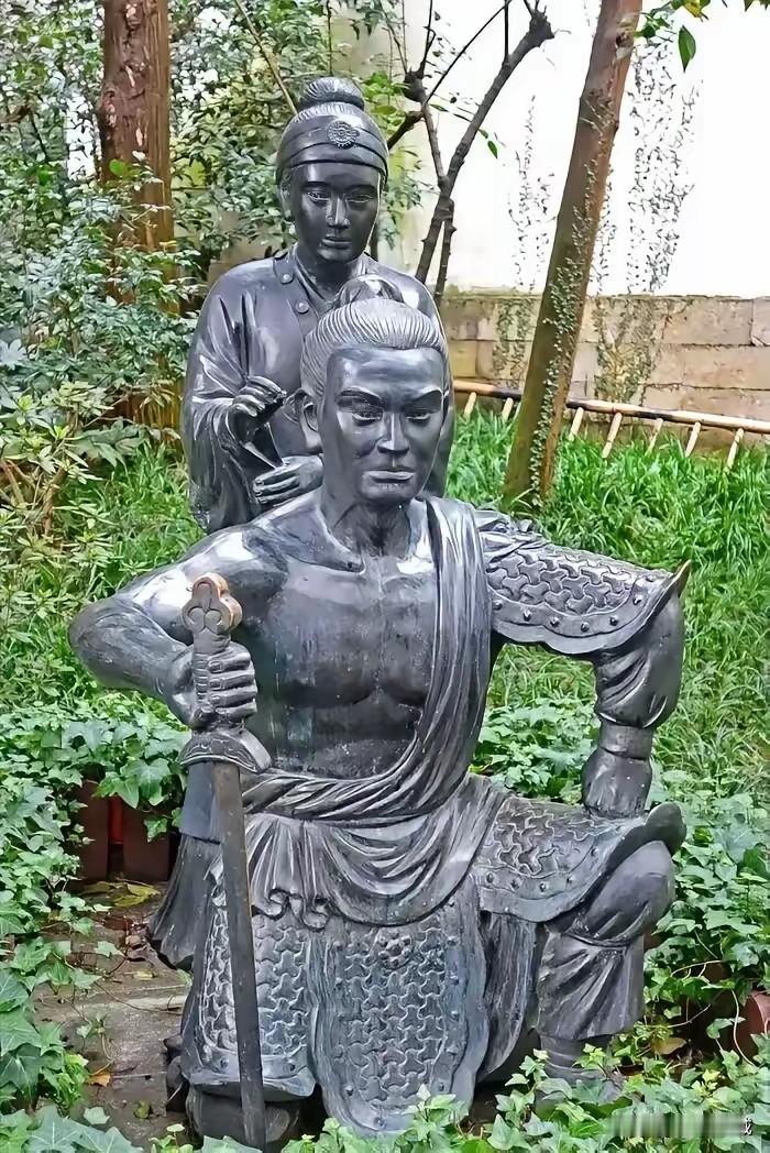 一对情侣外出游览，看到“岳母刺字”四个字老公不高兴了，说丈母娘就是偏心，疼自己