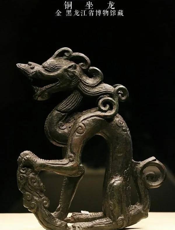 1965年，黑龙江一老农挖菜窖，挖出一条黑蛇。老农大吃一惊，抡起锄头就要打，可奇