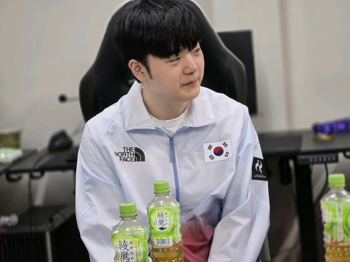 韩国代表队采访💭现在回到各自所属的战队后，彼此就是对手了。如果要选一名在世界赛上无论如何都想击败的