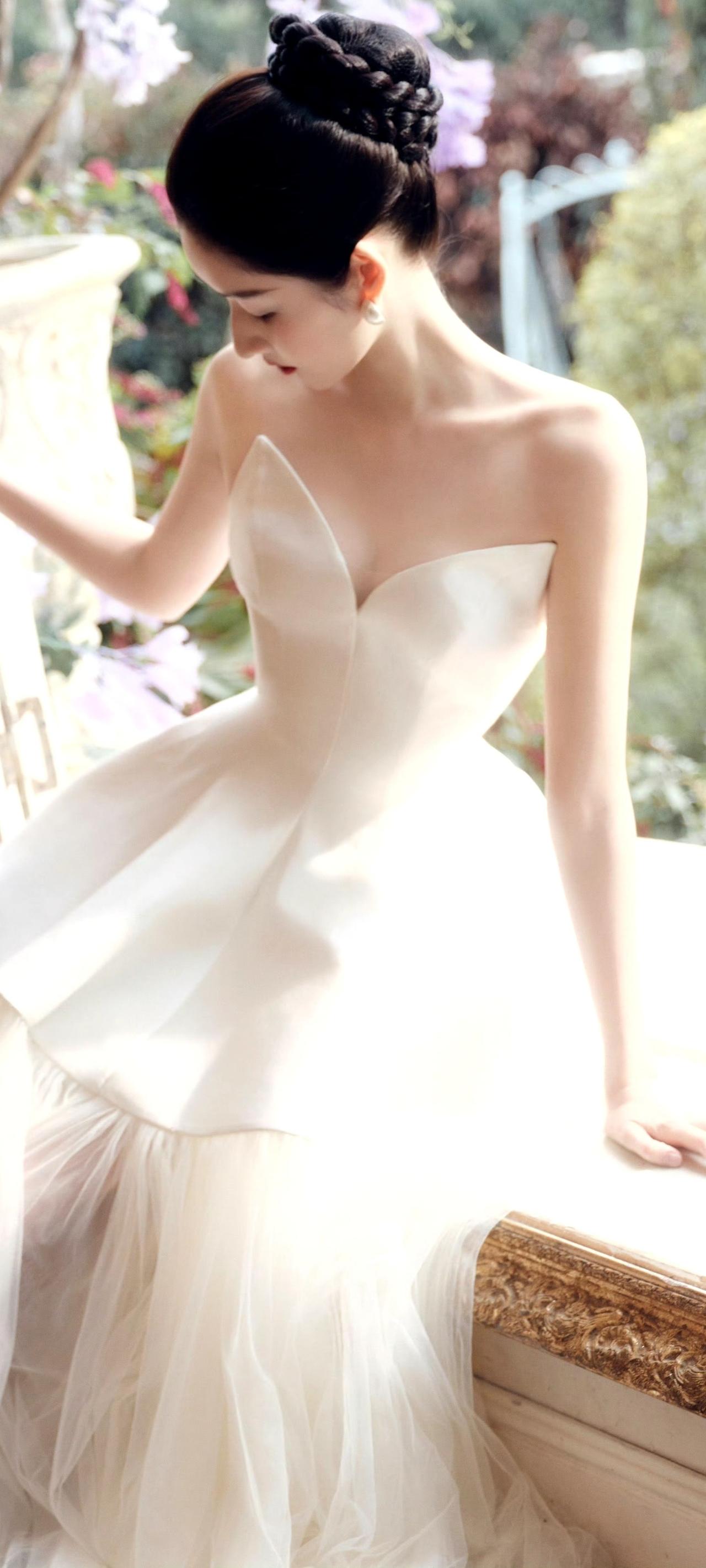王玉雯，优雅的白色礼服，精致的盘发，花园中的浪漫时光。🌸💃👗王玉雯女星谁