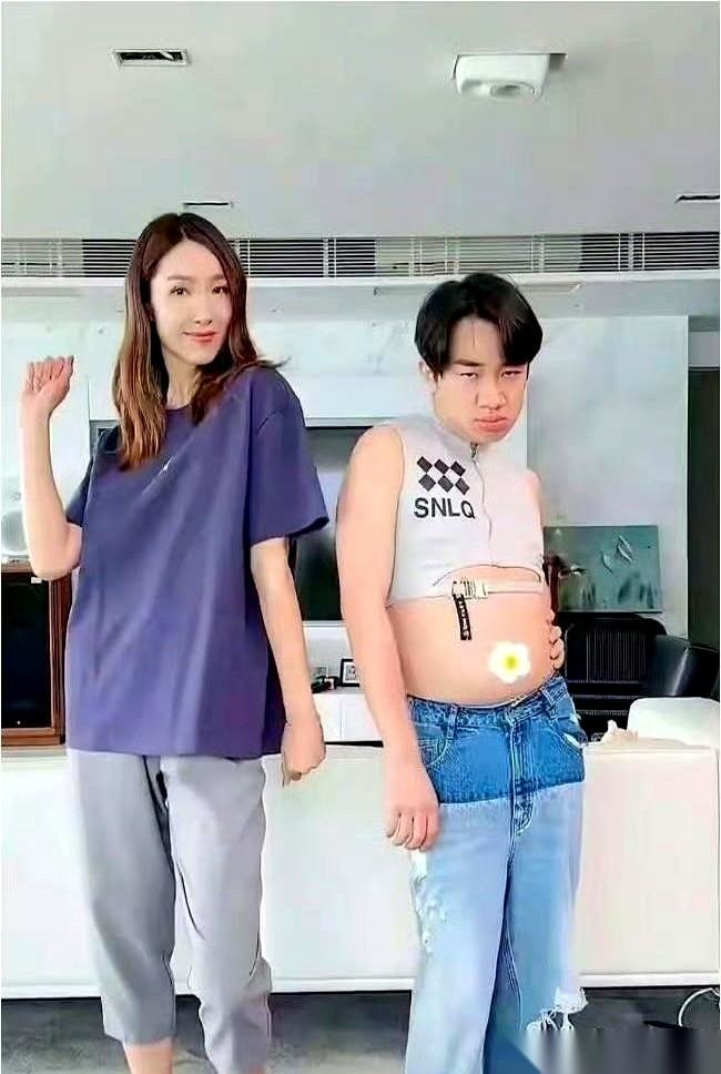 我真的会笑死，为了躲狗仔，一对小情侣竟然能想到跑去墓地约会。你敢信？这得多想