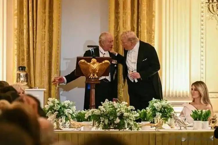 小朗弟，老哥来给你送钟来了。英国国王查尔斯三世与美国总统特朗普会面。见面送礼本