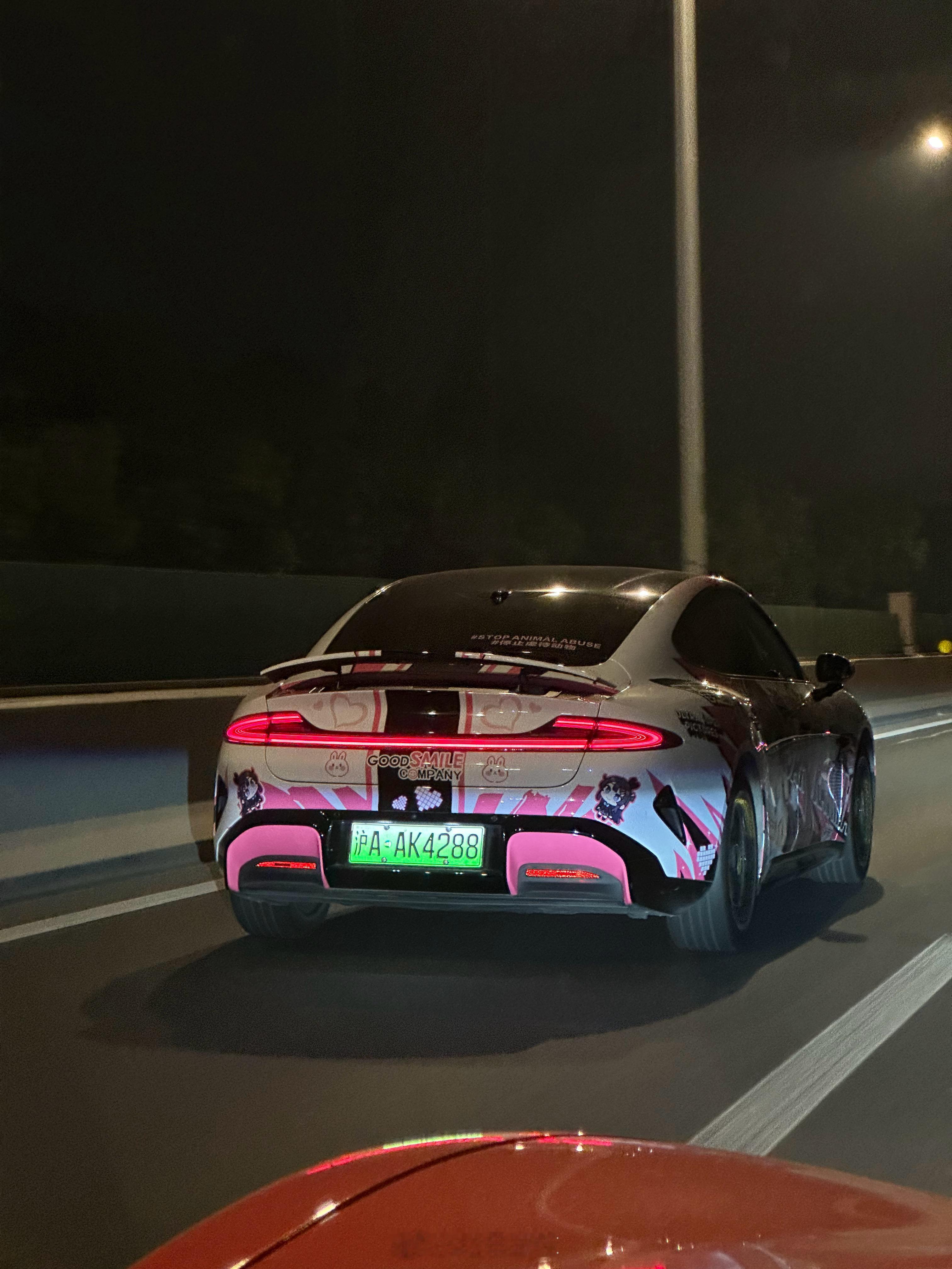 路上偶遇这台SU7的车牌号是真挺不错