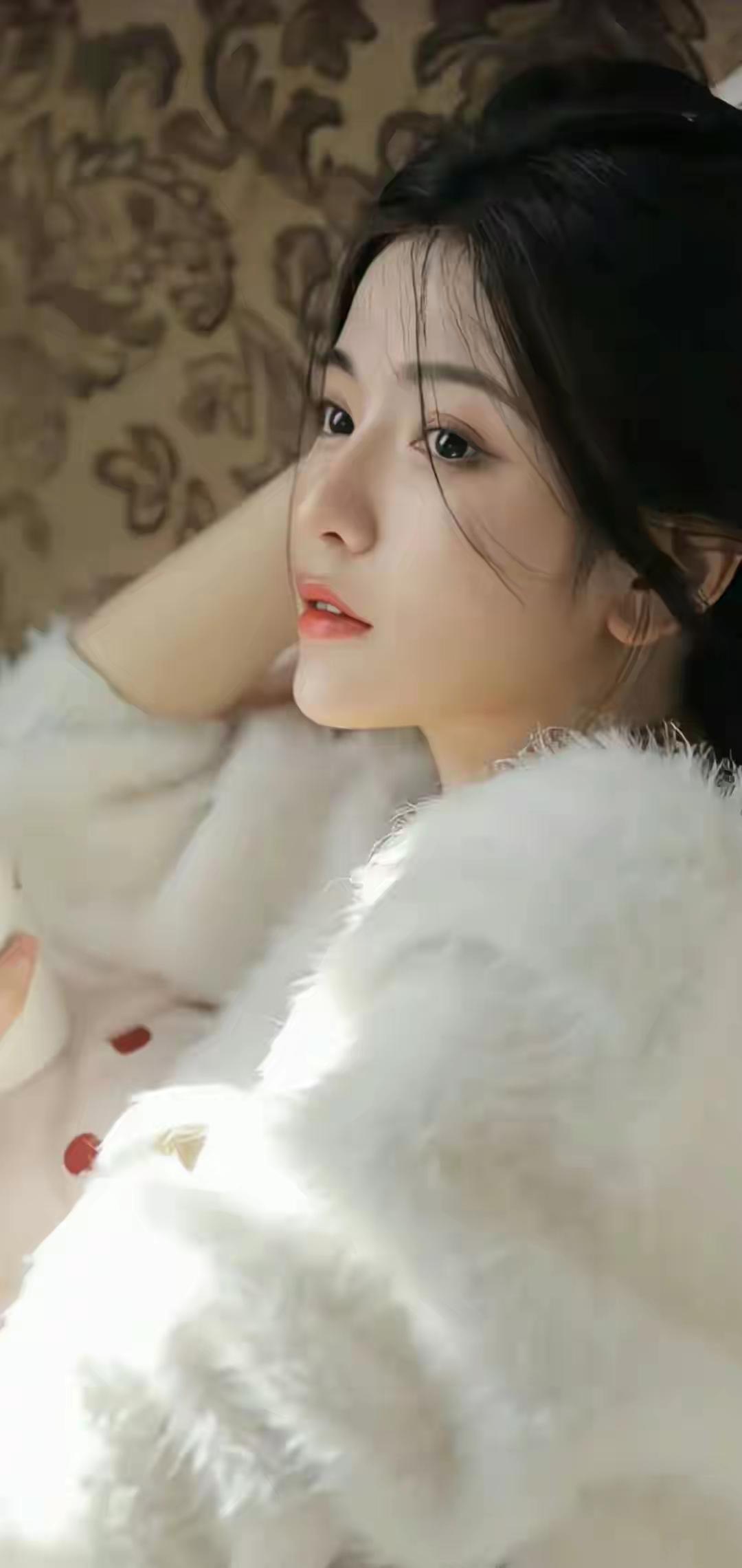 慵懒午后，毛绒绒的温暖时光🌟五十岁女人能穿细跟高跟鞋吗