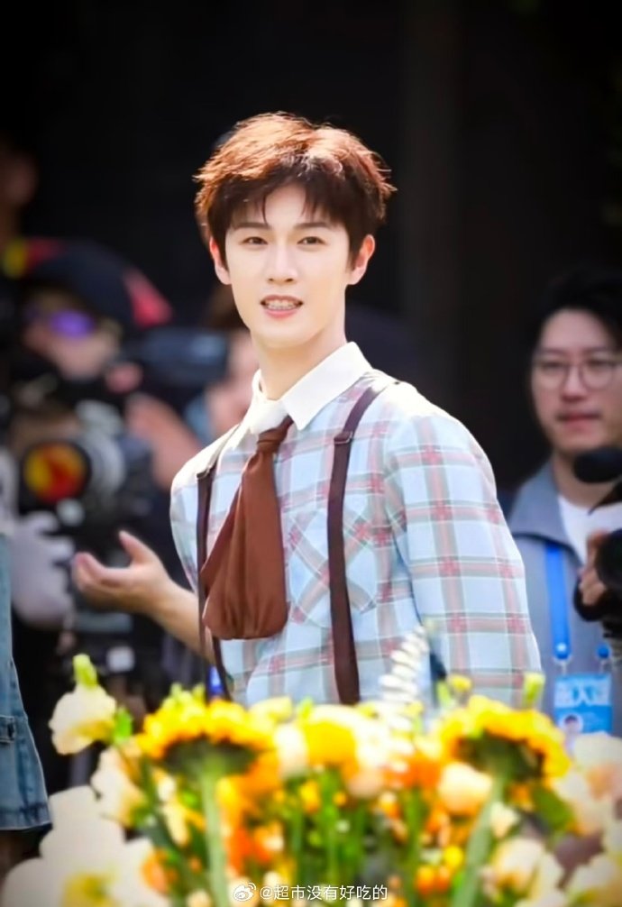 李昀锐留洋归来的小少爷李昀锐卷毛格纹衬衫背带裤造型李昀锐留洋归来的小少爷，李