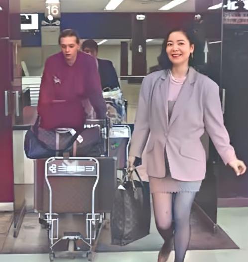 1991年，东京，刚走出机场的邓丽君与她的男友保罗。此时邓丽君38岁，与男友保罗