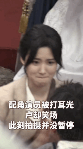 大虐，卢昱晓因为和檀健次《何不同舟渡》拍戏走神和刀口拿反的事儿，在🫘好像翻车