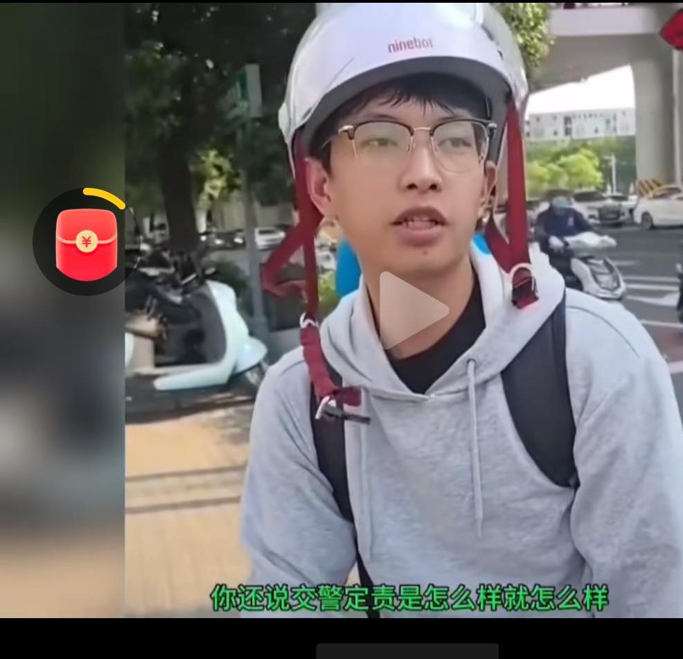 “淡定哥”，可处！广东小伙骑车在马路上正常行驶，当他在等信号灯，绿灯刚要起步时