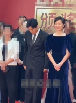 54岁的吴越走上飞天奖红毯那一瞬间，不知道撕下了多少内娱中年女明星的遮羞布。没有紧绷到不敢大口喘气的
