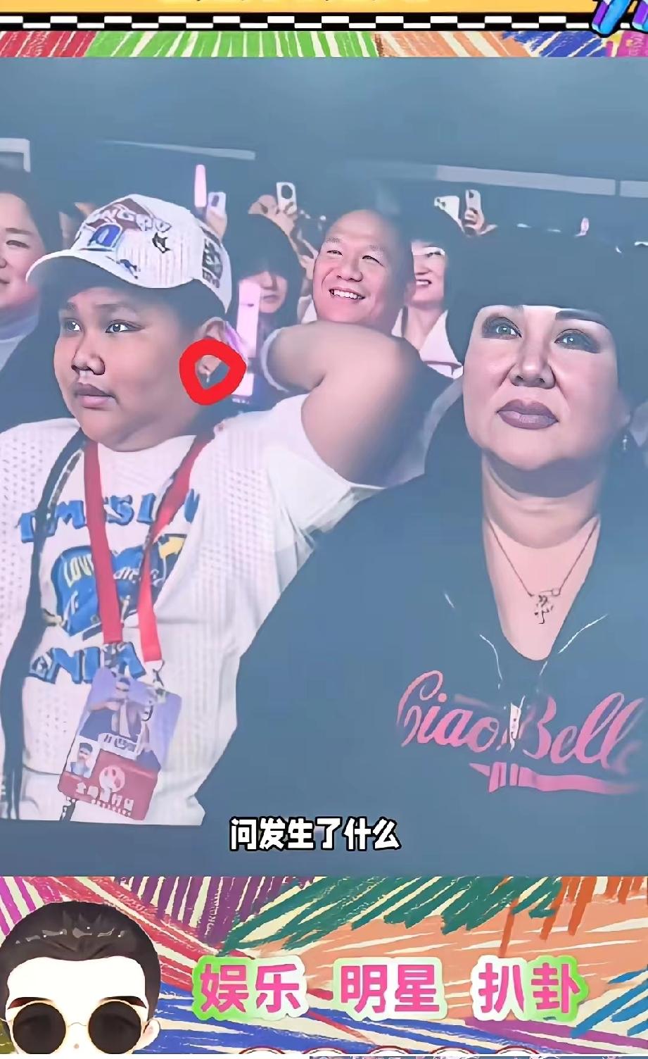 网上都说郭德纲家教严，这恐怕是谬赞！看看他的小儿子郭汾阳的打扮就知道了。才十岁