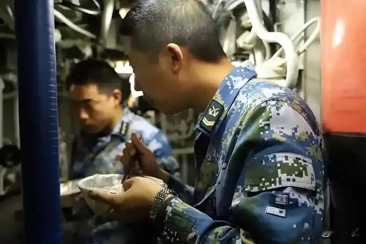 潜艇兵为什么是全军中待遇最好的，真的没人敢惹刚上岸的潜艇兵吗？因为潜艇兵受的罪，