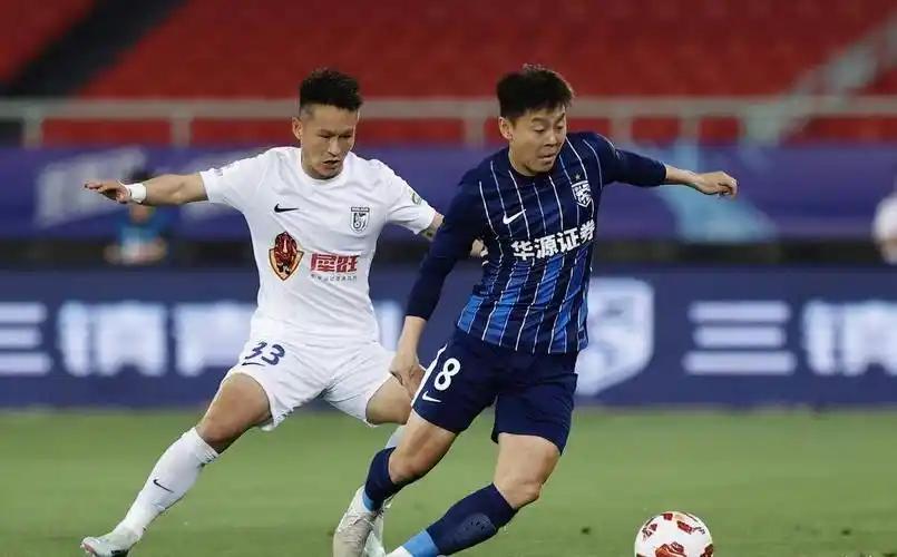 这场球看得真是让人着急。大连英博客场踢攻势足球，开场确实挺猛，压着武汉三镇打了5