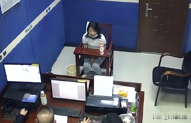 江苏张家港，一女子在洗浴中心门口看到自己老公跟情人的车子，料想两人肯定在里面开了