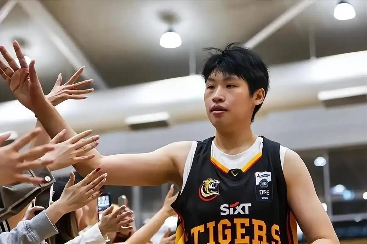 不打了？中国女篮传来重磅消息！12人参赛名单做出调整，一位21岁年轻球员紧