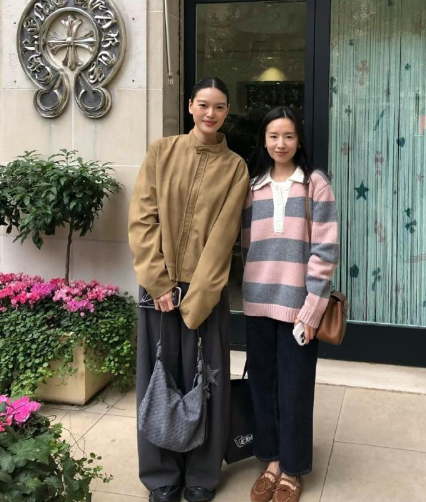 45岁董洁在法国巴黎游玩，那穿着打扮老时髦了，身材贼啦苗条，脸上皮肤可好啦，瞅着