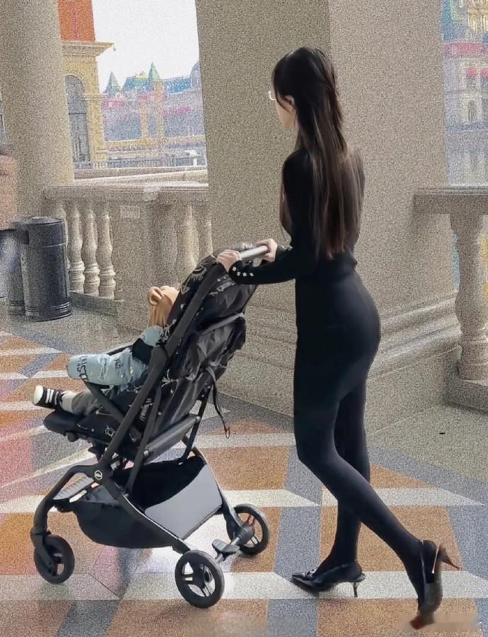 辣妈风采犹未减，肌肤娇嫩如花颜。