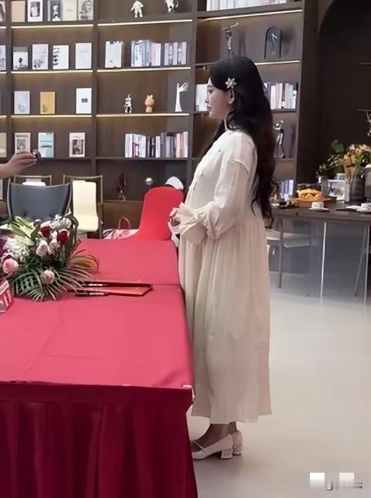 恭喜金莎疑似怀孕了这次金莎穿的比以往都宽松亮相签约活动，小腹看着已然高高隆起，