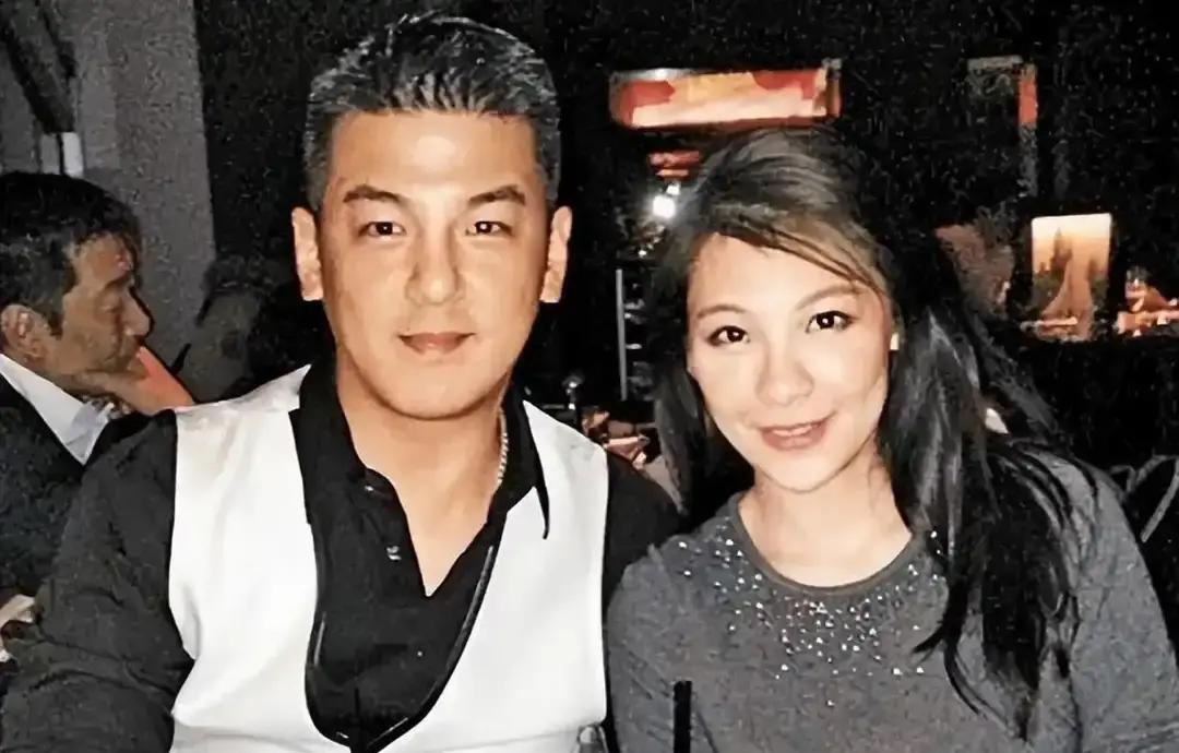 贾静雯前夫孙志浩晒照给梧桐妹庆生，配文说女儿成年了。照片里父女俩笑得挺开心，