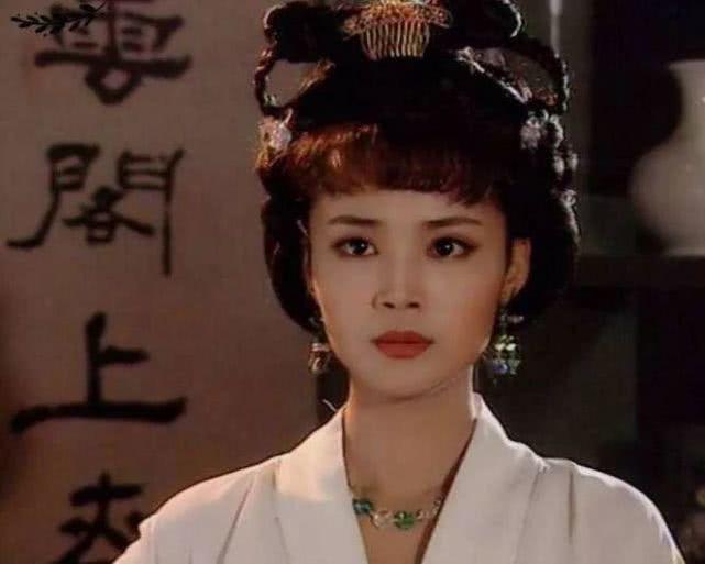 公元710年7月，李显叫上官婉儿来侍寝，俩人折腾完，上官婉儿靠在他的胸膛之上，轻