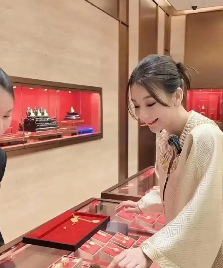 方媛跨年夜一个人飞上海刷掉三十万买金饰，全程没老公没助理，就口罩墨镜加刷卡的手速