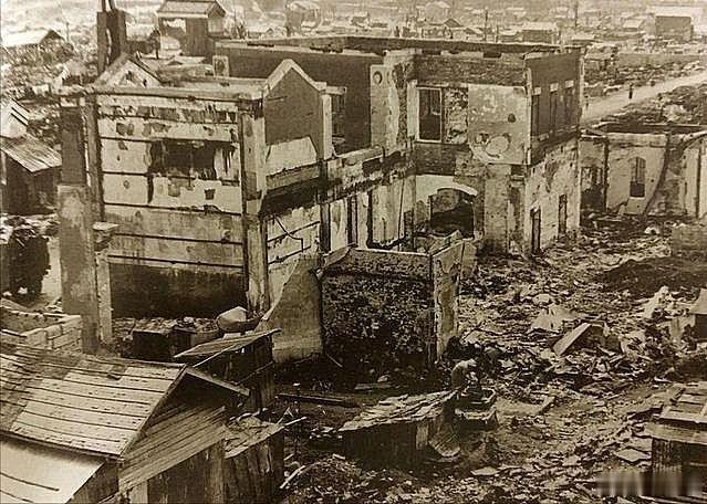 1944年12月，美军第十四航空队的92架B-29轰炸机、33架B-24轰炸机，