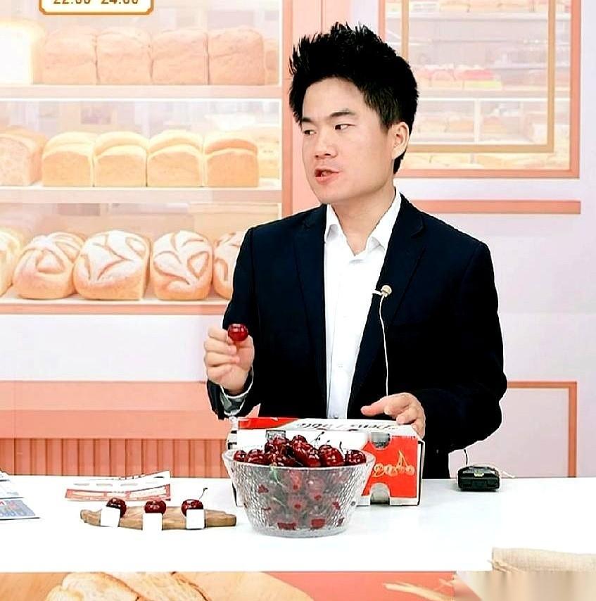 杀人还要诛心啊。刚抢完，一秒没，这边还一肚子火呢。他倒好，又溜达回来了。有