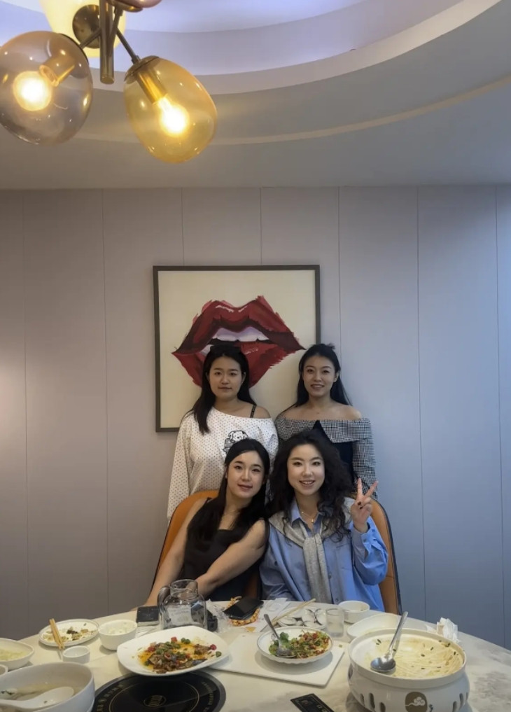 四个中只有一个结婚了，你能看出来吗？