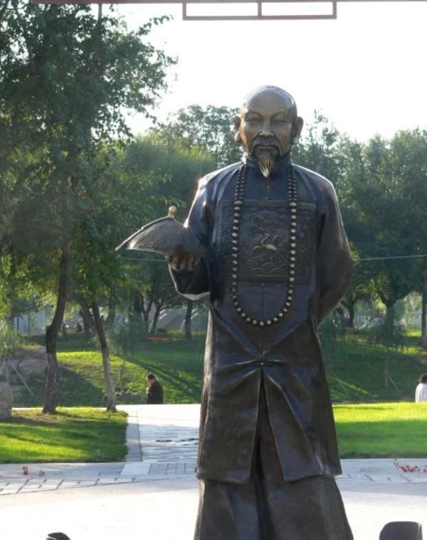 清代桐城这个地方很厉害，专出科举世家，我们熟知的就有张家、姚家，他们两家世代联姻