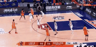 上海久事外援洛夫顿的冲击力真是太吓人了！在今天上海久事主场迎战青岛崂山啤酒的比赛