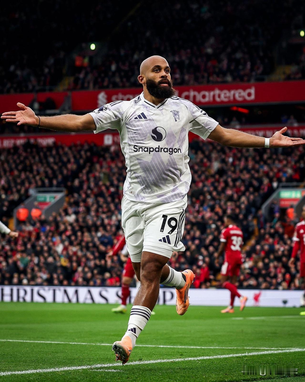 当曼联全力追逐姆贝莫时,竞争对手们还在嘲笑,如今每个周末笑到最后的却是他。尽