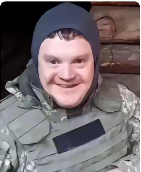 来自俄乌战场上的人性和善良。看这张照片，他是乌克兰的一名士兵，他与常