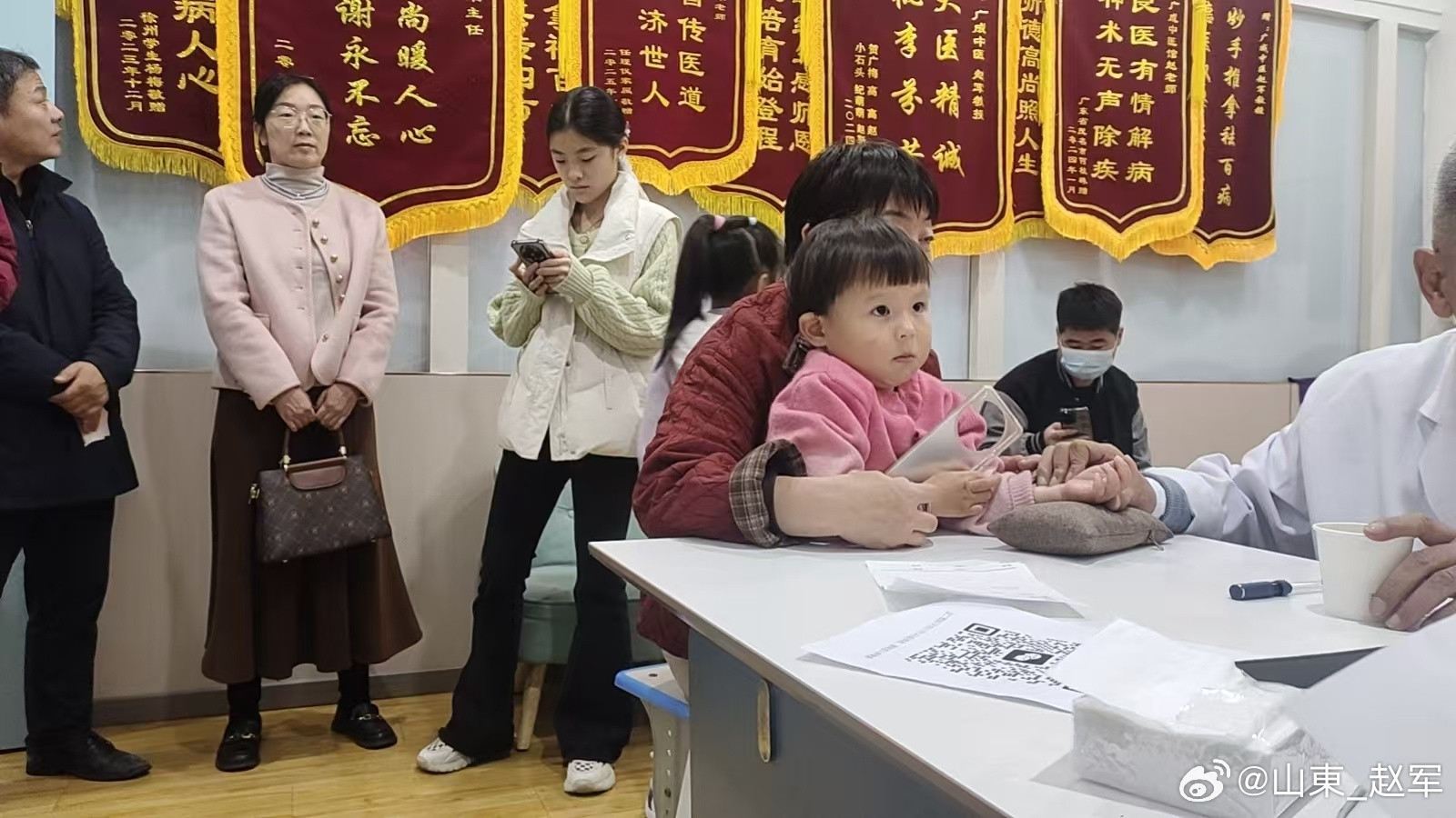 小儿排痰妙招，呼吸更通畅孩子鼻子总“哼唧”？这一招“扶正”手法，帮娃排出“老痰