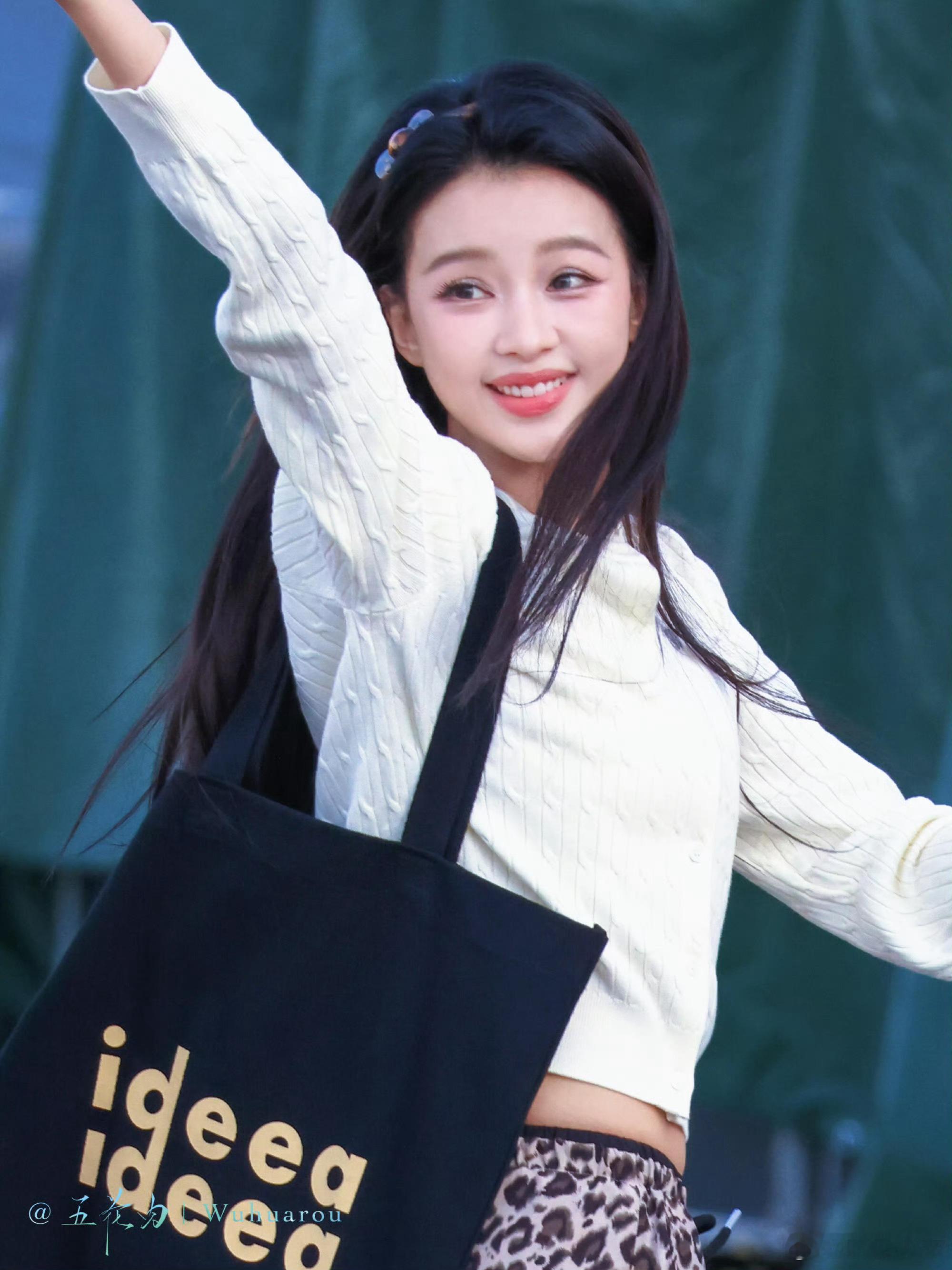 孙怡幼态脸高妹孙怡这脸真的骗人，看脸以为158，结果一站170+，这不就是小说