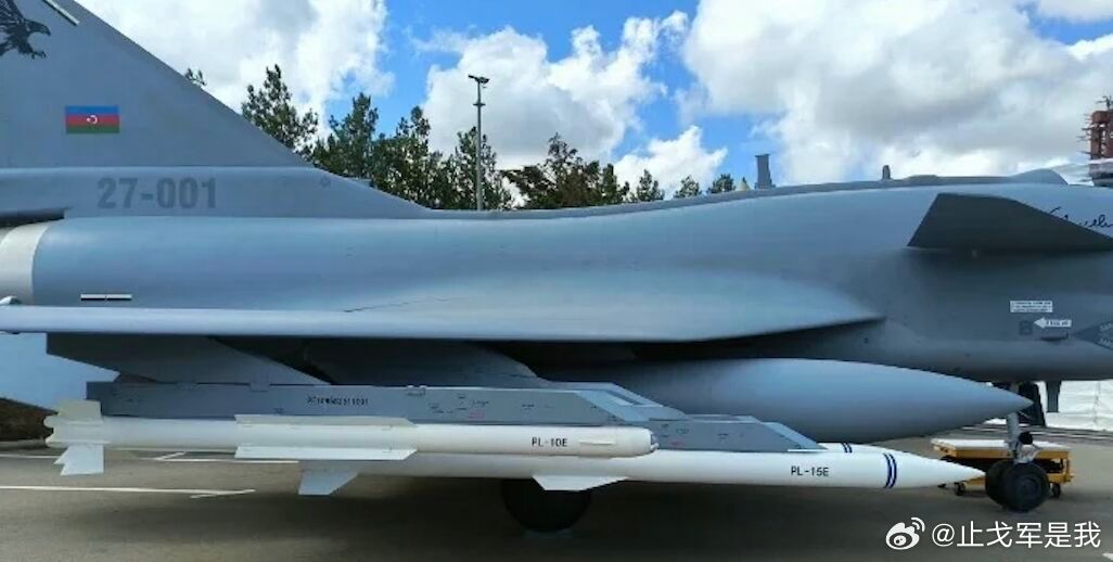 歼-10CE涂上阿塞拜疆国旗，总统亲笔签名，枭龙之后再下一城2026年9月30日
