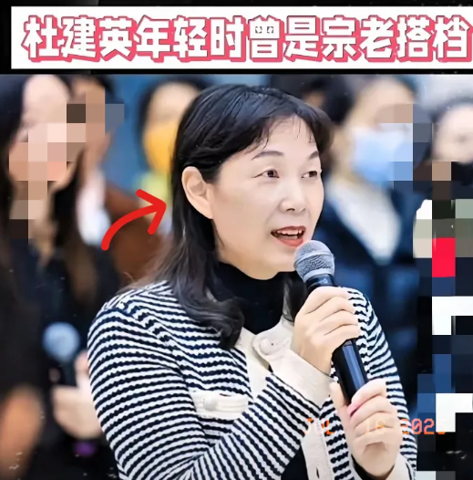 第一次见杜建英，总觉得眼熟，#杜建英#想了半天才反应过来——太像于华英了