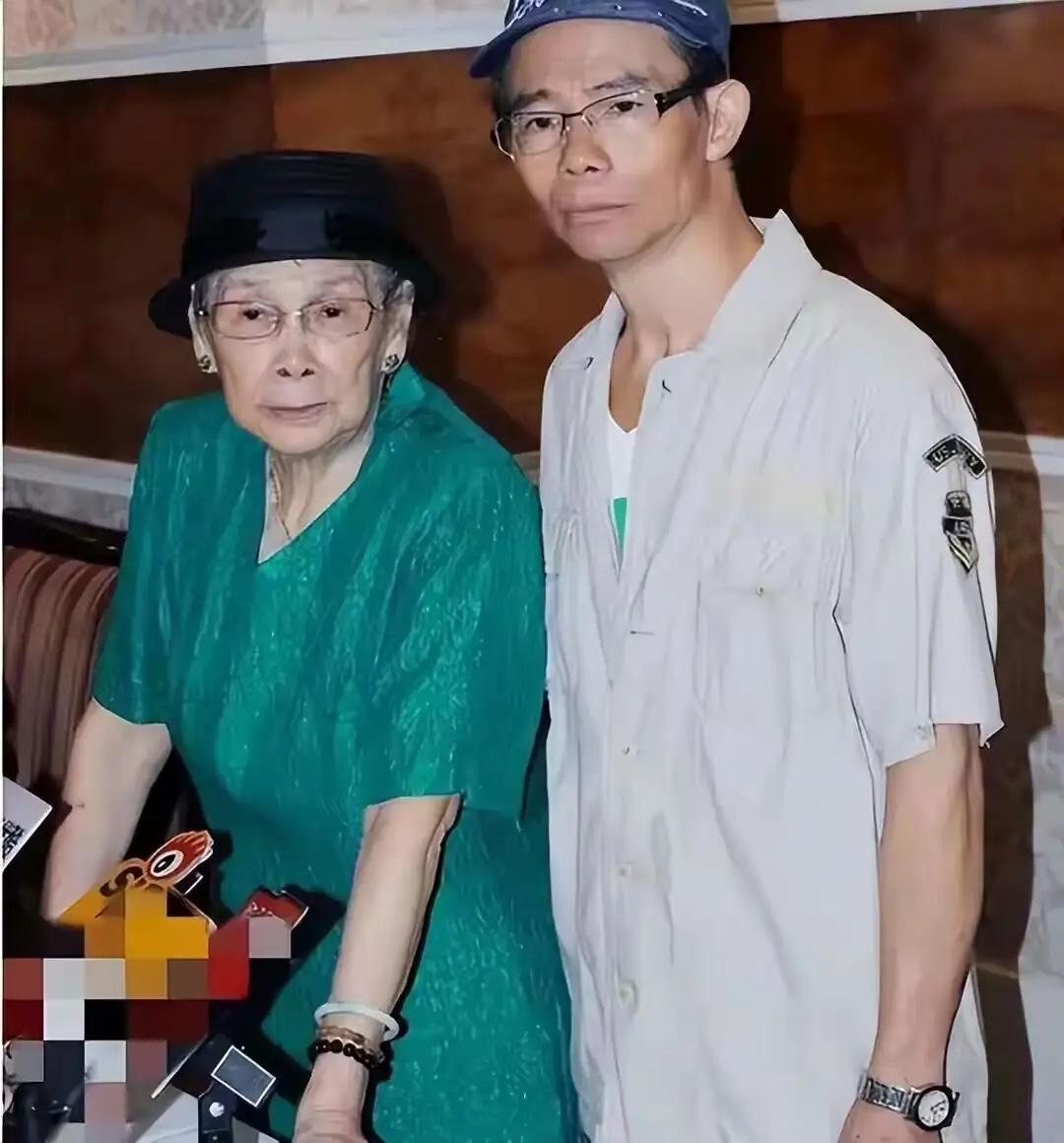 今天是8月30号。上午，梅艳芳的母亲覃美金，在铜锣湾的家里进食时疑噎到，晕倒送院