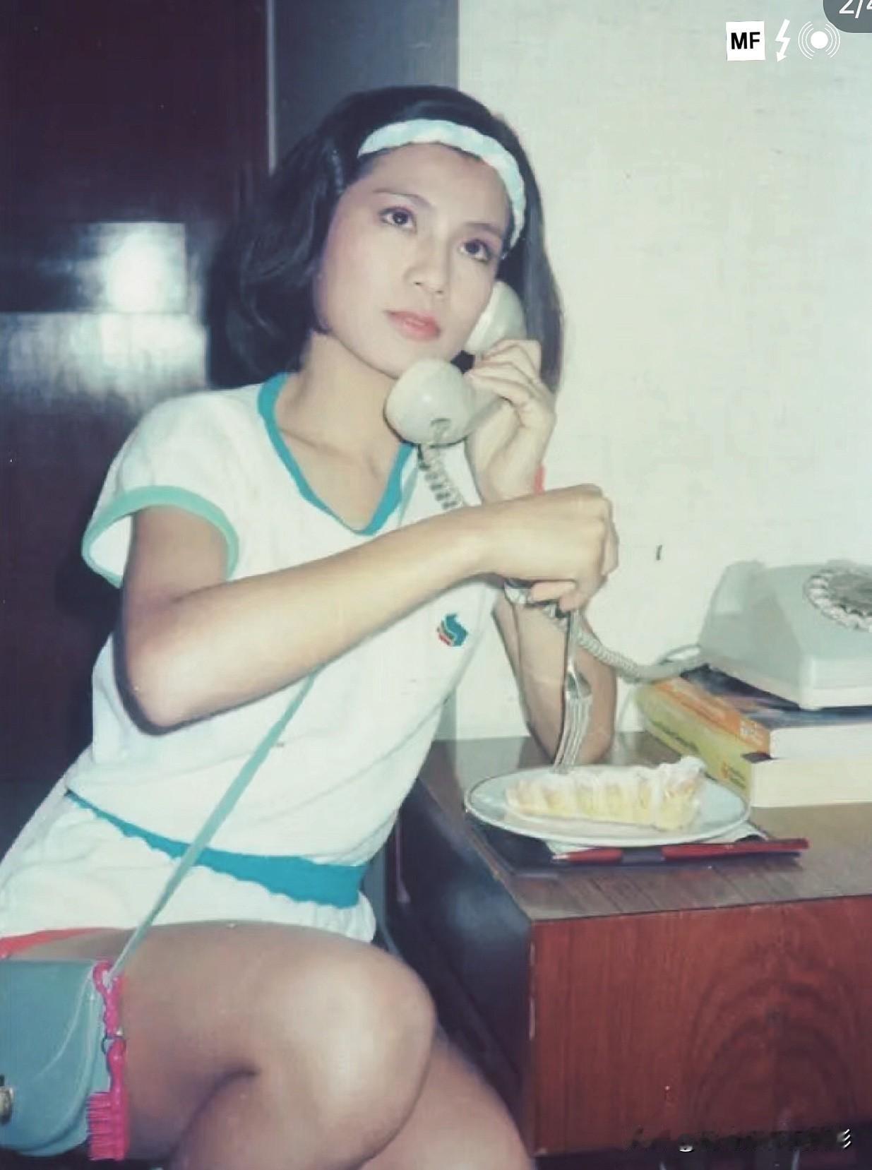 永远的翁美玲📽️1983年的休息室里，她把运动套装穿成了松弛感模板：白T拼蓝边