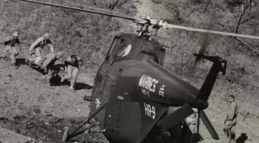 1951年战场上，两个背饭桶的志愿军伙夫，突然看到一架美军直升机降落眼前，他们会