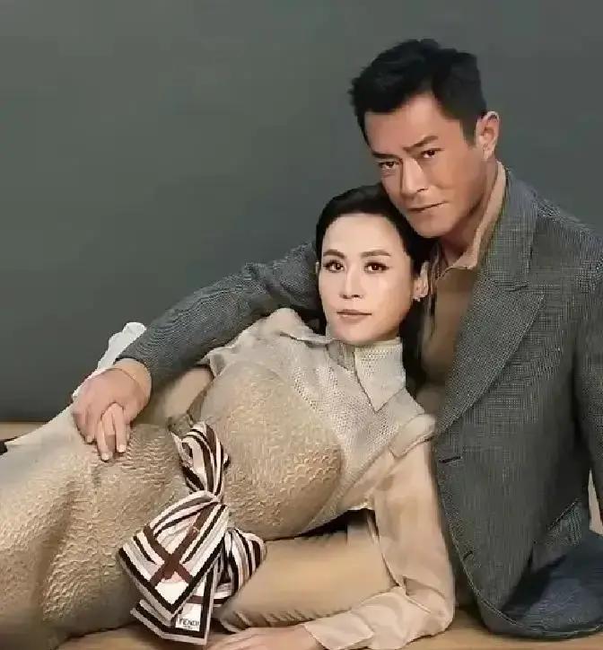 合作30年没领证古天乐宣萱同台，一句话堵死所有绯闻：我们连吵架都懒得吵。