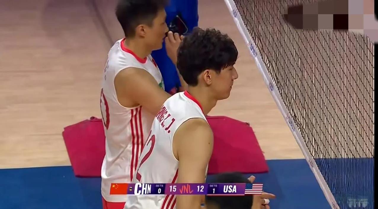 有点小惊喜！中国男排错过了战胜主场作战的美国队，以2:3（22:25、25:21