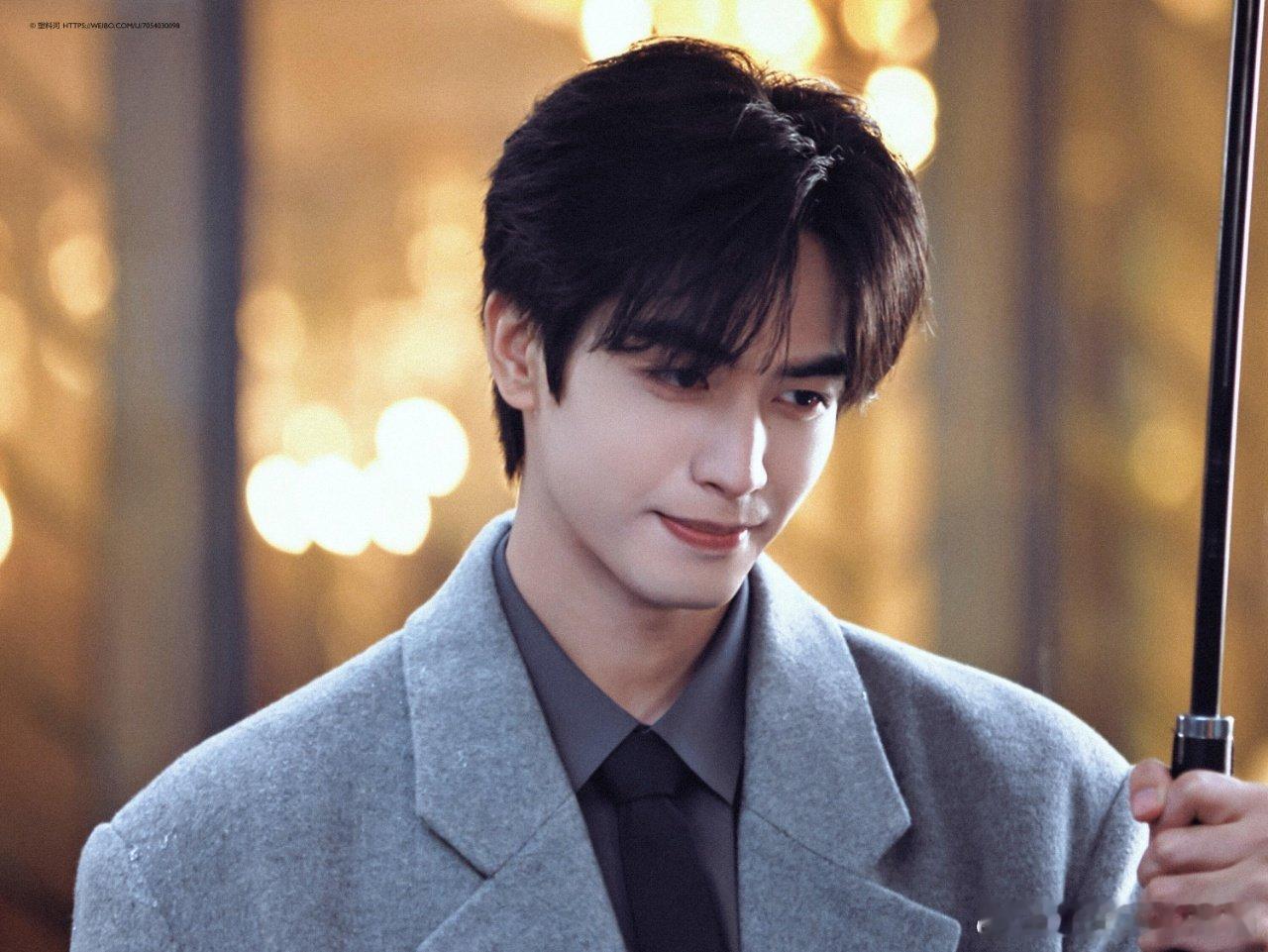 终于懂了为什么大家喜欢宋威龙十年了，他演戏时下意识护住对手演员的手没变，被要微信