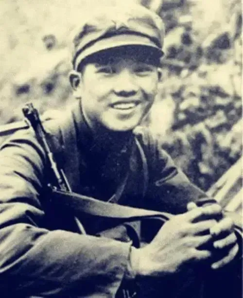 1979年，陈全钢给前线阵地送信，到了阵地，却发现此处阵地已被越军占领，他摸了摸
