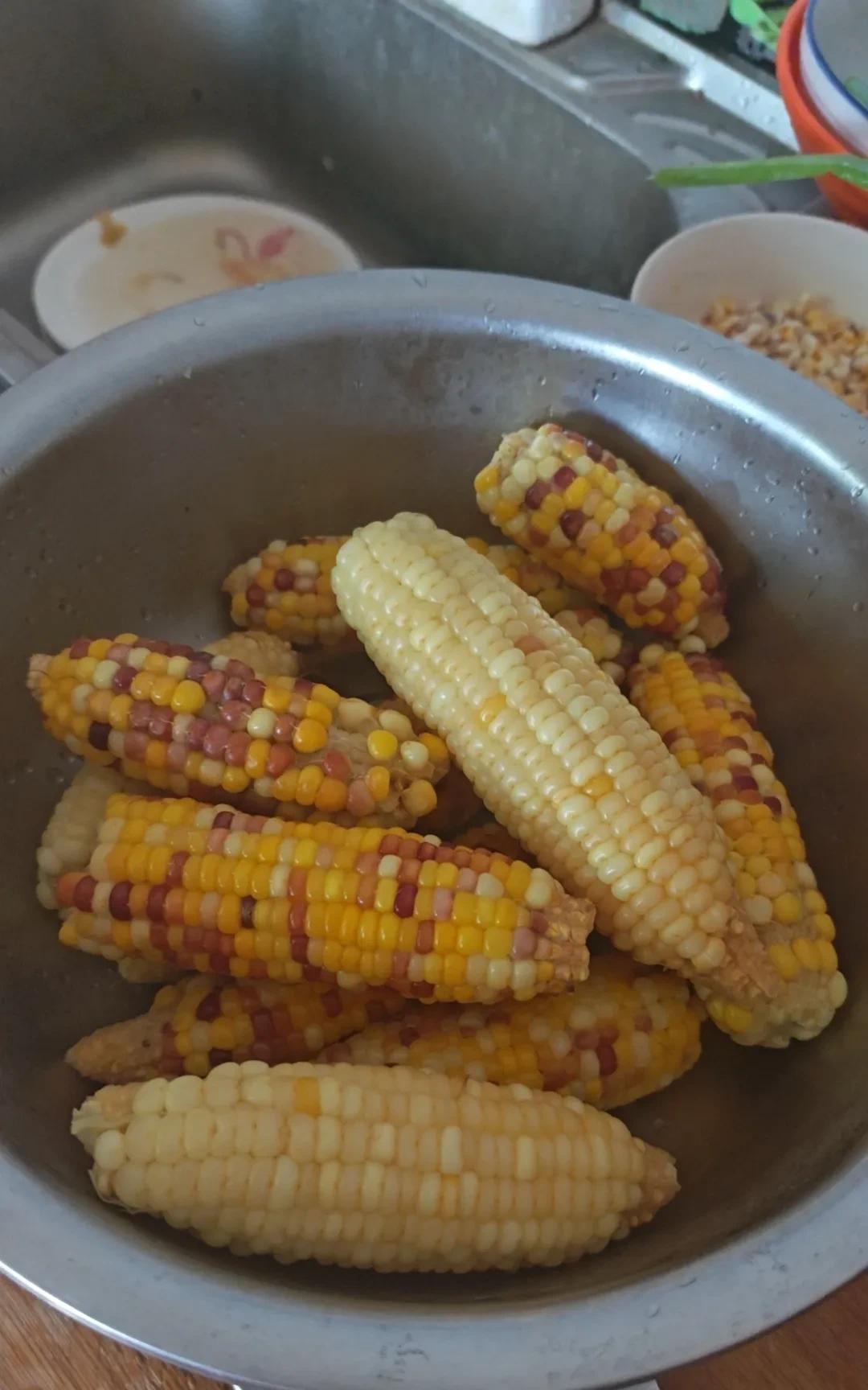这样的玉米，你一定不会买！但是它有着深情的故事，真的好甜，还很有嚼劲。早上，