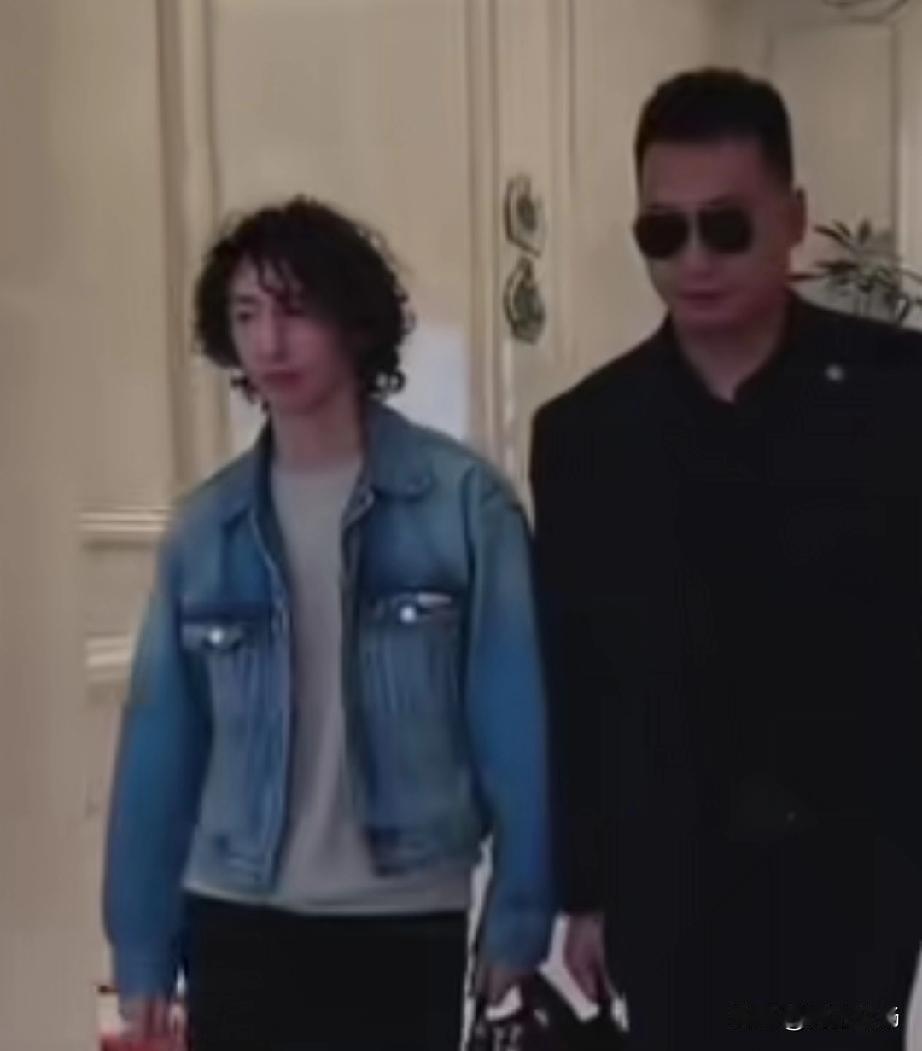 国际巨星庞麦郎完成了底层逆袭，助理、司机、壮汉保镖全配齐了，一年开销最起码几十万