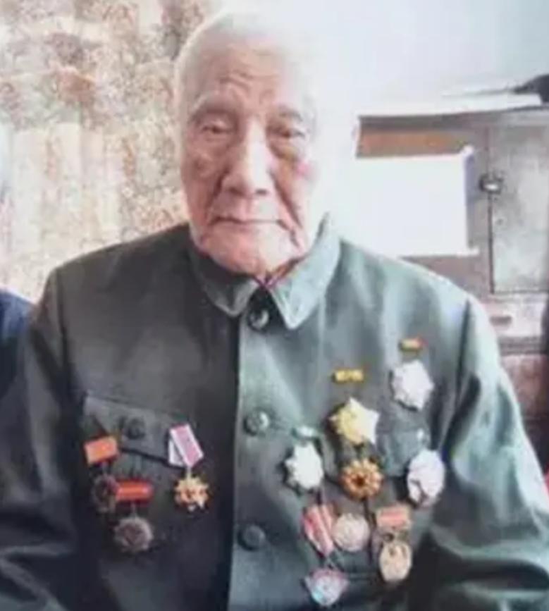 毛主席去食堂时，一个人拎着木棍朝毛主席后脑勺砸去，千钧一发之际，一个警卫替毛主席