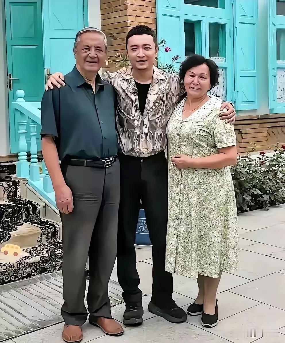 尼格买提在中国主持界算得上超级级金牌主持了什么开门大吉，什么春晚，什么真人秀都