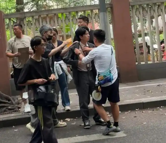 成都偶遇郭麒麟，脸颊凹陷瘦得脱相，裤子松垮掉裆，170身高弯腰驼背太显邋遢。