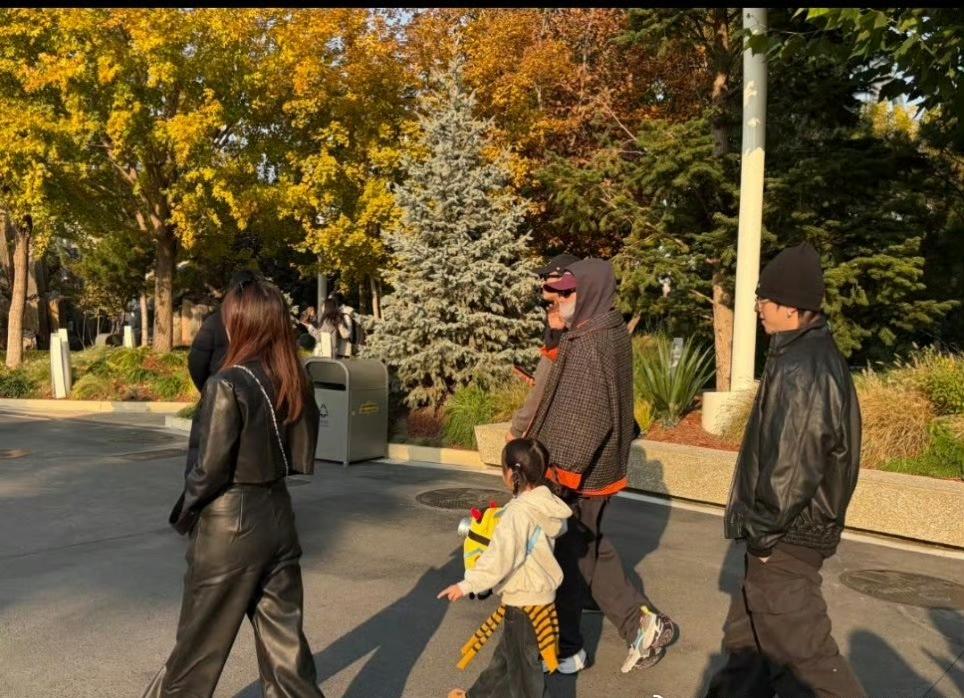 刷到一个小炭火偶遇檀健次带娃，从而产生误会以为他有娃了的心酸路程，给我笑的！这个