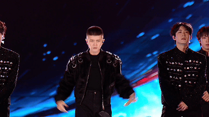 任嘉伦央视唱跳舞台在央视的舞台上，任嘉伦以歌手身份强势登场！《争分夺秒》的表演