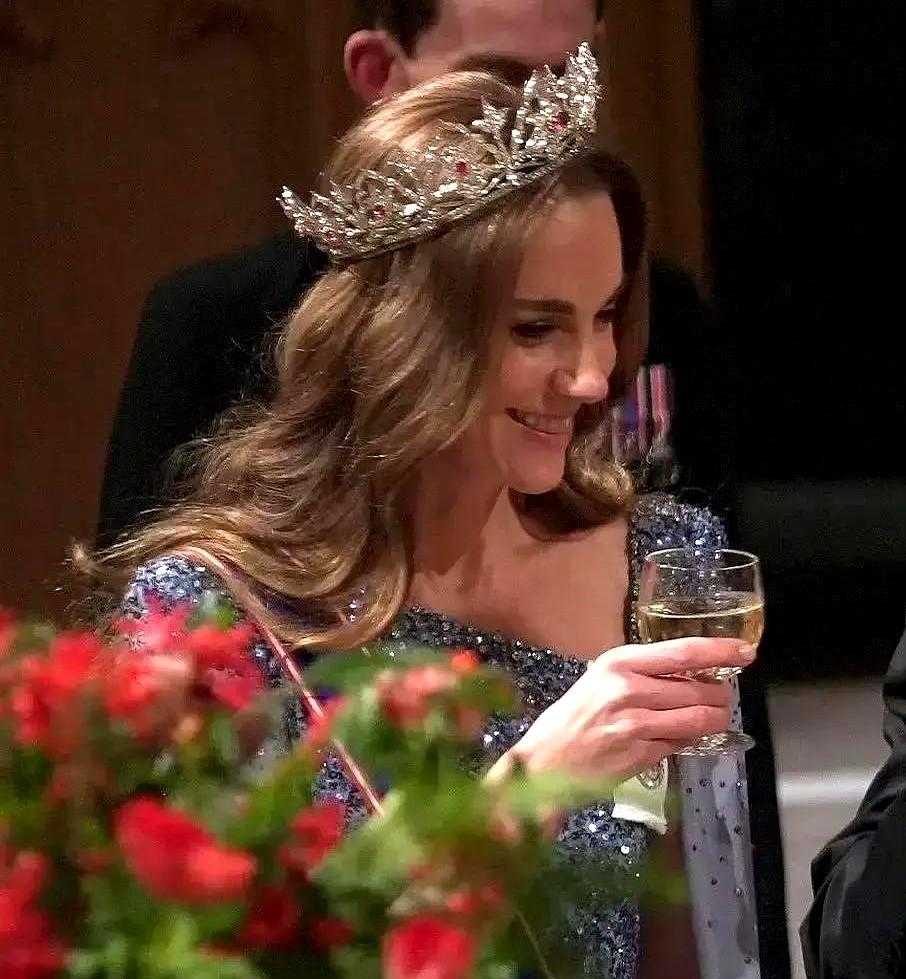 头顶一公斤多，发型稳如磐石！网友们把图放大再放大，才发现威尔士王妃后脑勺的秘